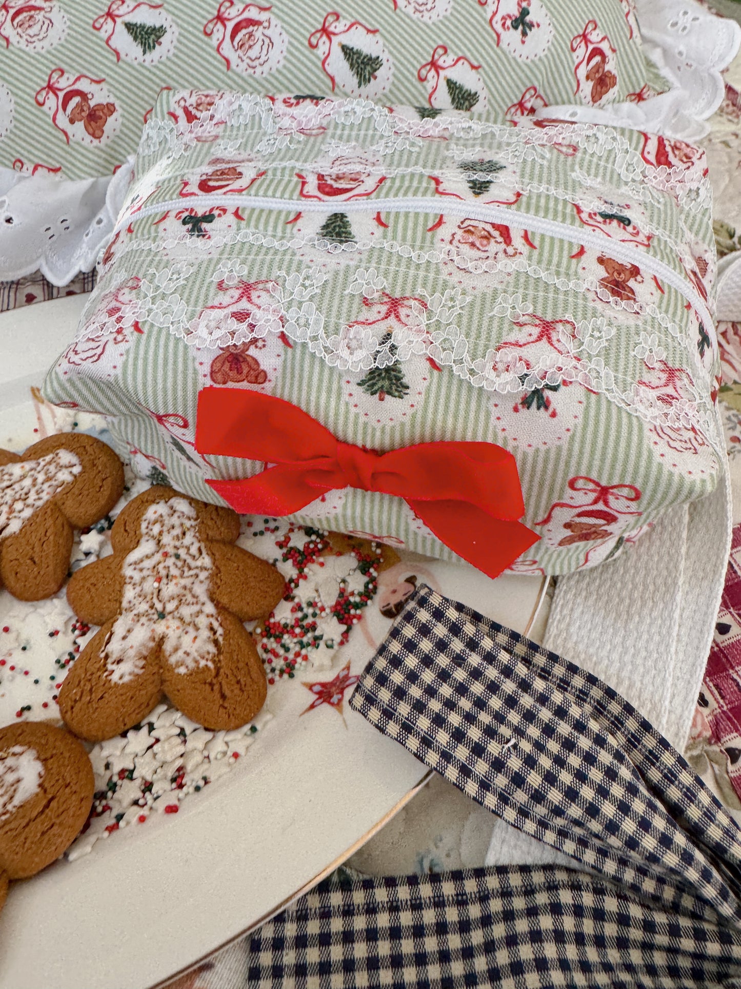 Gingerbread Bear
Lane Cosmetic Bag